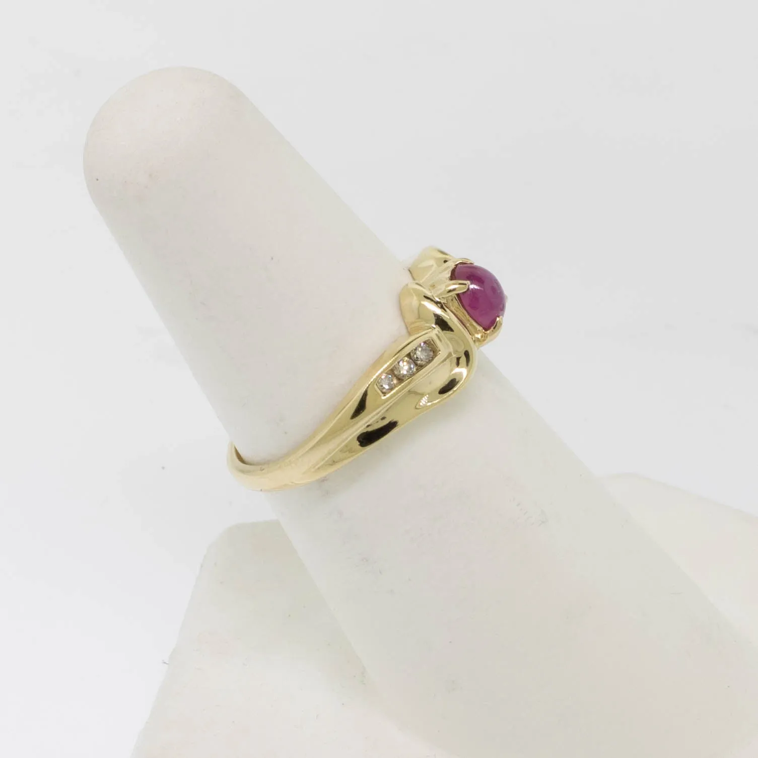 14K Yellow Gold Star Ruby (Chipped) and Diamond Ring Size 6.5 Preowned Jewelry