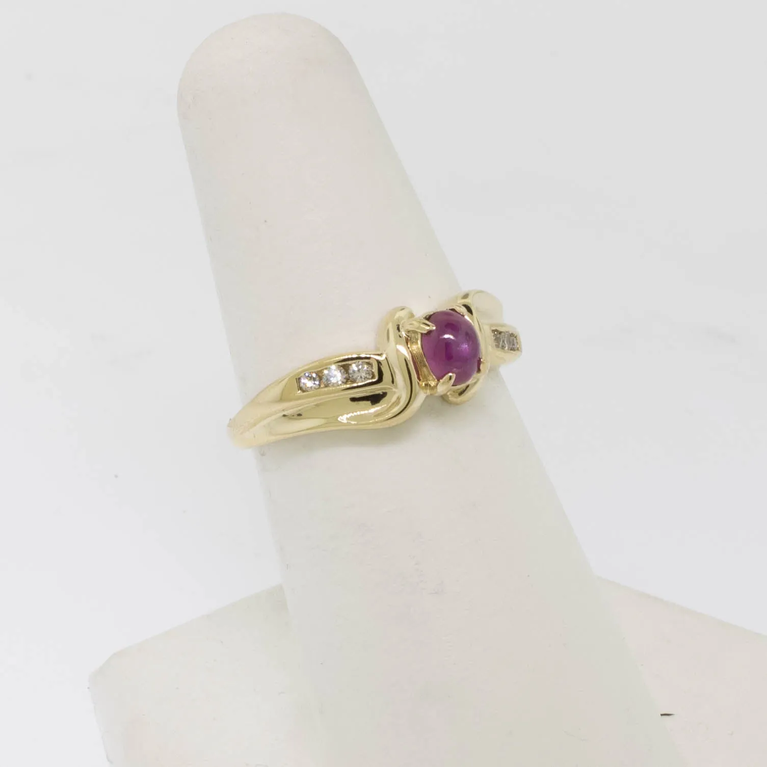 14K Yellow Gold Star Ruby (Chipped) and Diamond Ring Size 6.5 Preowned Jewelry